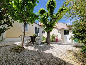 Outdoor dining - Quiet House, 50m from Beach, 2 Bedrooms, Sleeps 5, Pet-Friendly (Châtelaillon-Plage)