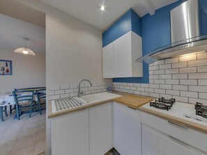 Fridge, microwave, stovetop, dishwasher - Quiet House, 50m from Beach, 2 Bedrooms, Sleeps 5, Pet-Friendly (Châtelaillon-Plage)