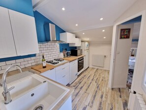 Fridge, microwave, stovetop, dishwasher - Quiet House, 50m from Beach, 2 Bedrooms, Sleeps 5, Pet-Friendly (Châtelaillon-Plage)