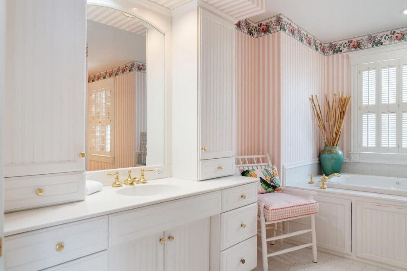 Hiustenkuivaaja, pyyhkeet, saippua, sampoo