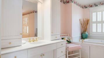 Hiustenkuivaaja, pyyhkeet, saippua, sampoo