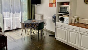 Dining - Cozy Studio for 2 with Balcony, Close to Thermal Baths & Town Center in Amélie-les-Bains (Amélie-les-Bains-Palalda)