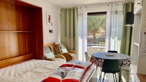 Room - Cozy Studio for 2 with Balcony, Close to Thermal Baths & Town Center in Amélie-les-Bains (Amélie-les-Bains-Palalda)