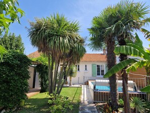 Exterior - Beachside Villa with Pool - 2BR, 4 Guests, Near Market & Beach (Châtelaillon-Plage)
