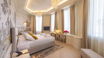 Junior Triple Room | Minibar, in-room safe, desk, free WiFi