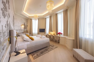 Junior Triple Room | Minibar, in-room safe, desk, free WiFi