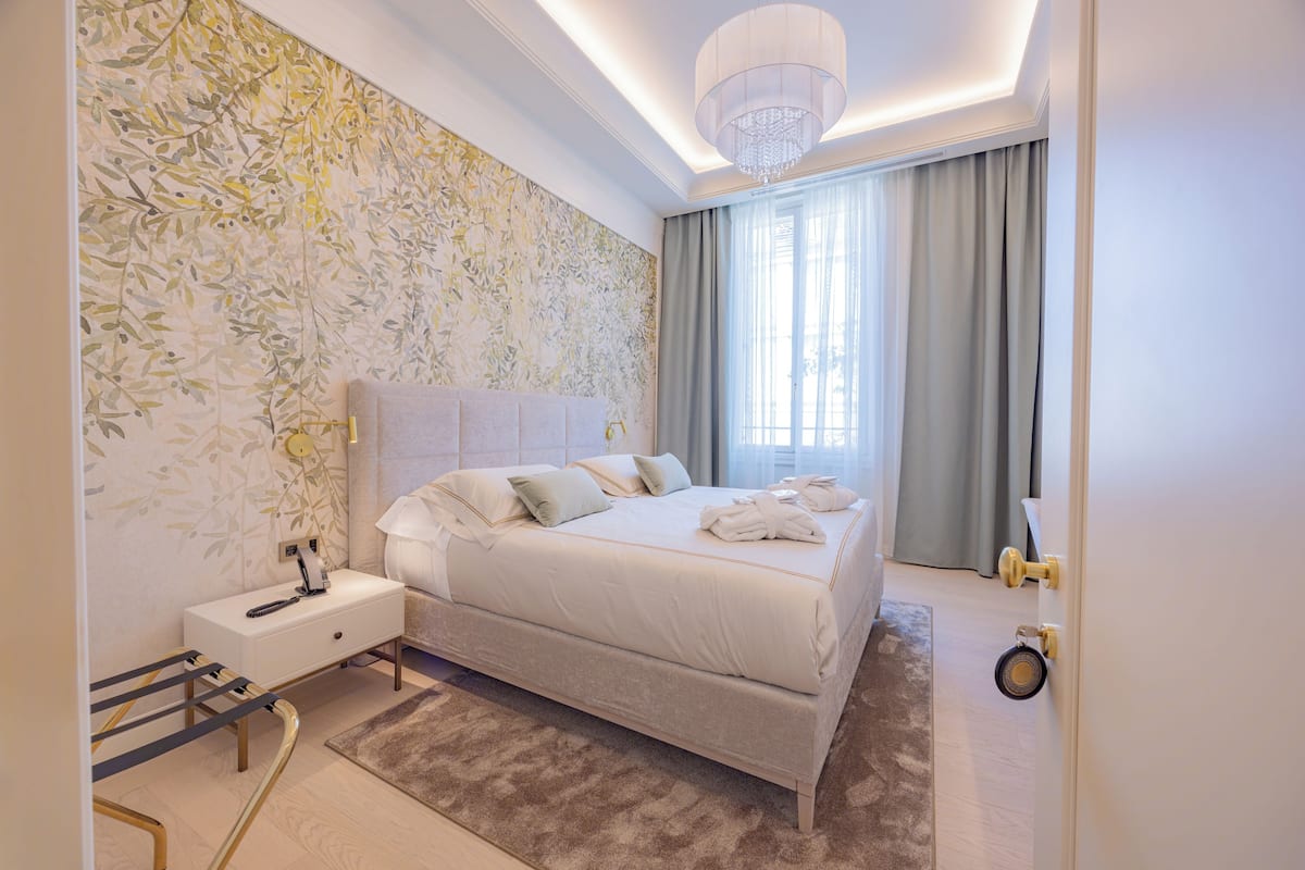 Minibar, két bảo mật tại phòng, bàn