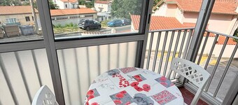 Cozy F2 Apartment with Parking, 1km to Baths, Pet-Friendly, Sleeps 3