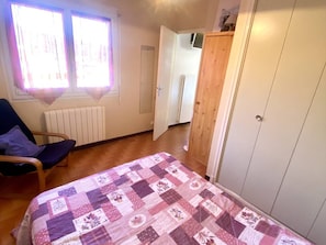 1 soverom og strykejern/-brett