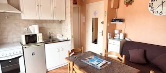Cozy F2 Apartment with Parking, 1km to Baths, Pet-Friendly, Sleeps 3