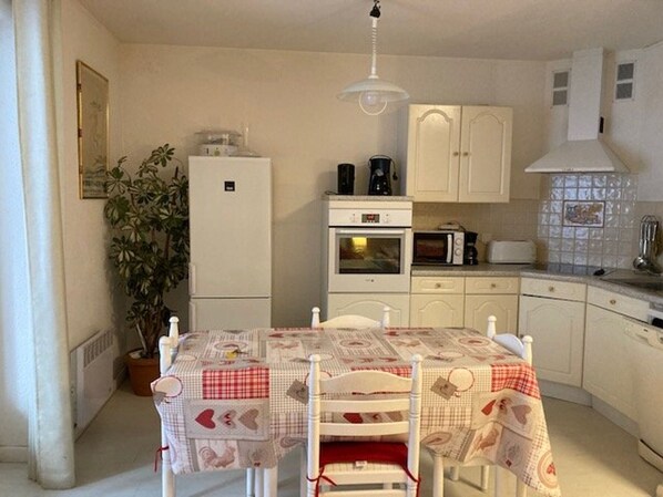 Microwave, oven, dishwasher, coffee/tea maker
