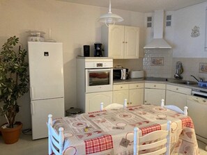 Mikrowelle, Ofen, Geschirrspüler, Wasserkocher mit Kaffee-/Teezubehör