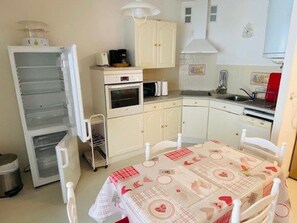 Microondas, horno, lavavajillas y cafetera o tetera