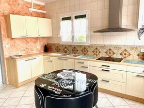 Micro-ondes, four, lave-vaisselle, cafetière/bouilloire