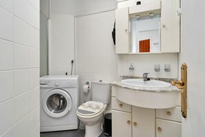 Douche, sèche-cheveux, serviettes fournies