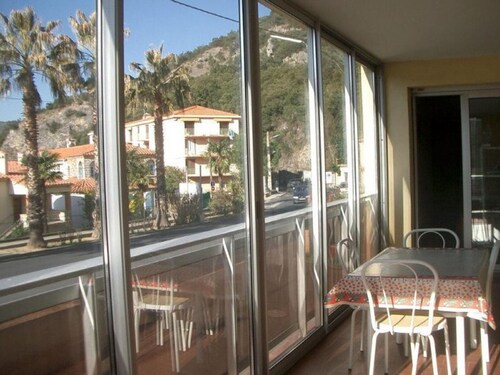 Cozy 2-Bedroom Apartment, Parking, 600m from Thermes, Amélie-les-Bains