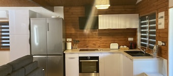 Air-conditioned cottage by the sea