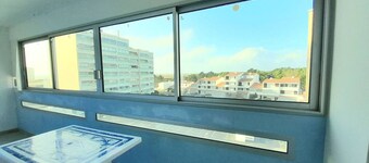 Spacious 2-Bedroom Apartment: Ideal Location Between Beach and Shops