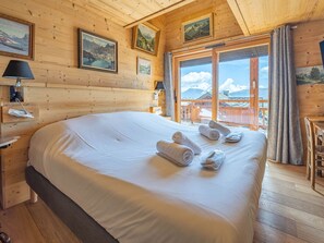 4 bedrooms, free WiFi, bed sheets - Spacious ski-in/ski-out apartment with parking and wifi (Huez)
