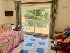 Bureau, fer et planche à repasser, accès au Wi-Fi (inclus)