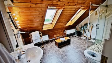 Familie vierpersoonskamer | Badkamer | Designer toiletartikelen, een haardroger, zeep, shampoo