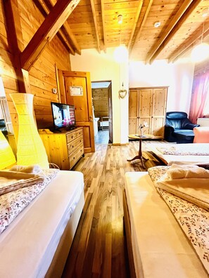 Family Quadruple Room | Hypo-allergenic bedding, individually decorated, individually furnished