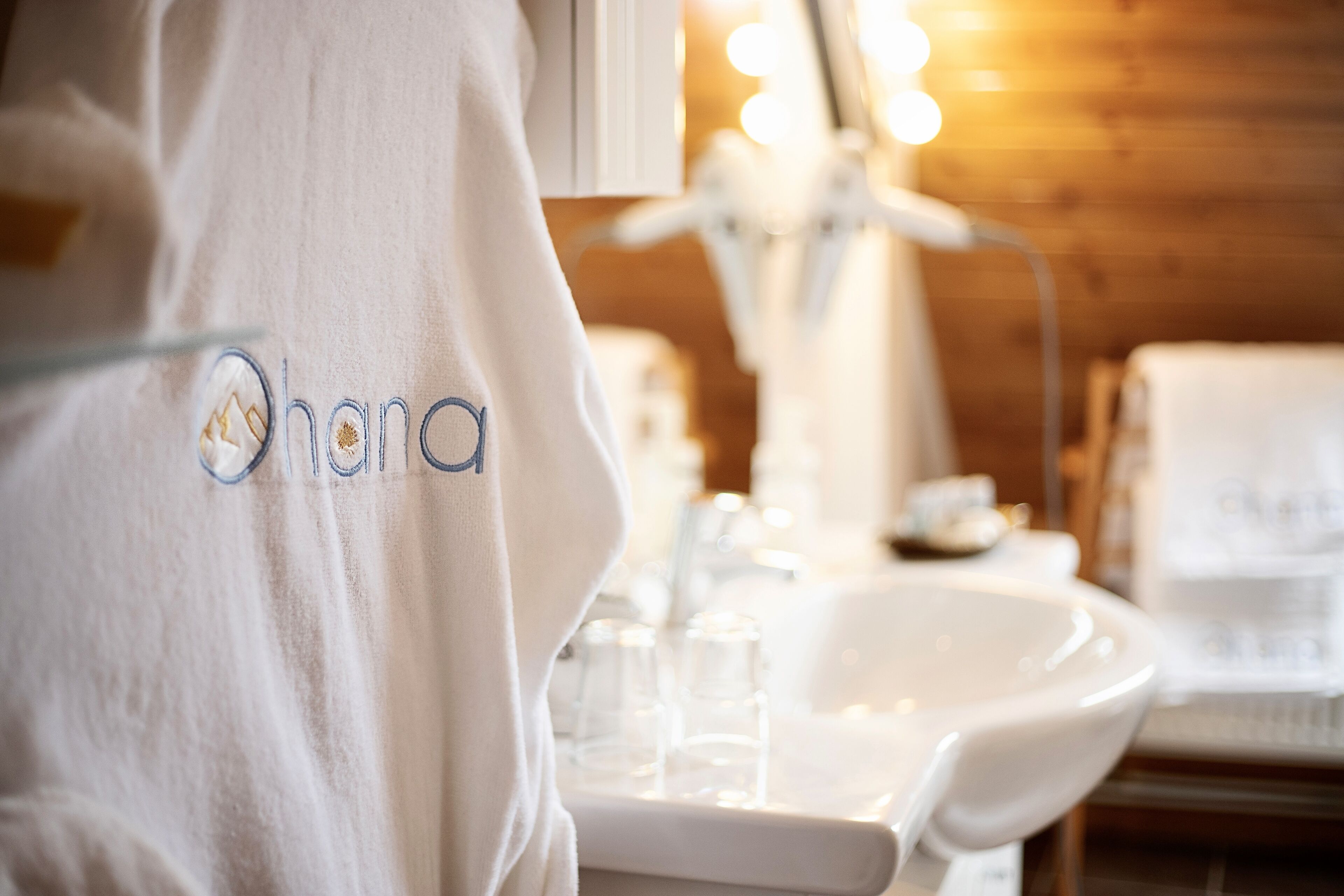 Une salle de bain avec un lavabo blanc, un miroir et un porte-serviettes.