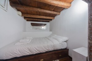 1 多间卧室、熨斗/熨衣板、上网接入、床单