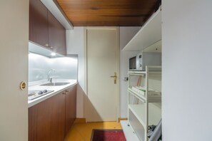 Refrigerador, microondas, placa de cocina, utensilios de cocina
