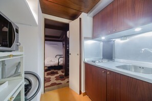 Refrigerador, microondas, placa de cocina, utensilios de cocina