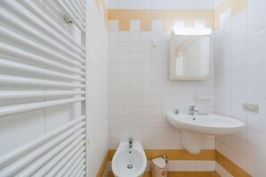 Bruser, hårtørrer, bidet, håndklæder