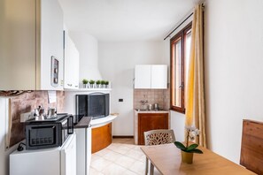 Fridge, microwave, stovetop, cookware/dishes/utensils - GuestHost - The apartment is on the first floor of a building without a lift. It is necessary to climb 18 steps to access it.Suitable for 3 people, with a double bedroom (90x1.60mt) and a sofa bed (80x2.00mt) in 50m2 of space.The accommodation is located (Vigonza)