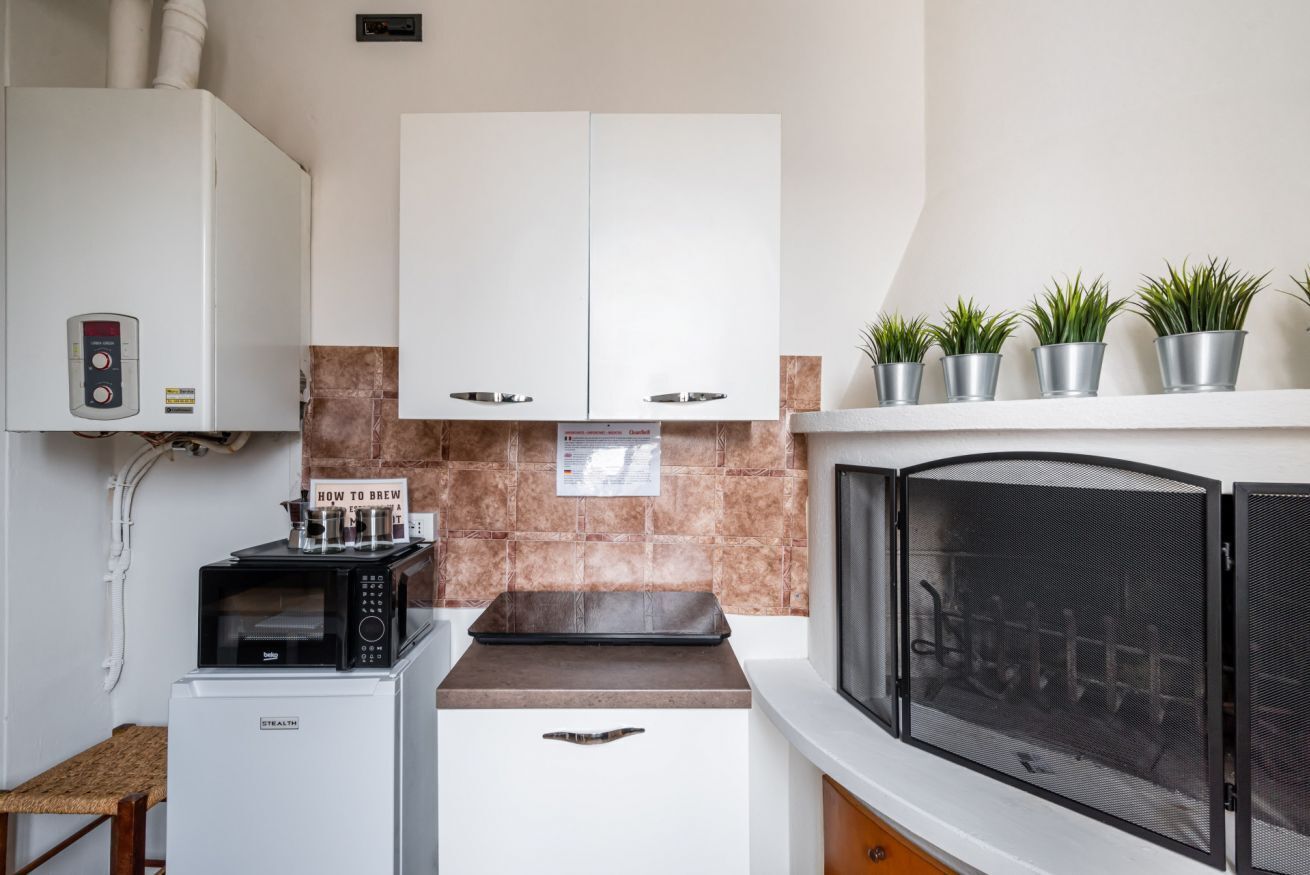 Kühlschrank, Mikrowelle, Herdplatte, Kochgeschirr/Geschirr/Besteck