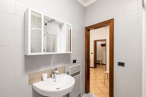 Shower, hair dryer, bidet - GuestHost - The apartment is on the first floor of a building without a lift. It is necessary to climb 18 steps to access it.Suitable for 3 people, with a double bedroom (90x1.60mt) and a sofa bed (80x2.00mt) in 50m2 of space.The accommodation is located (Vigonza)