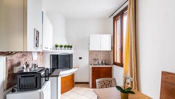 Réfrigérateur, micro-ondes, plaque de cuisson