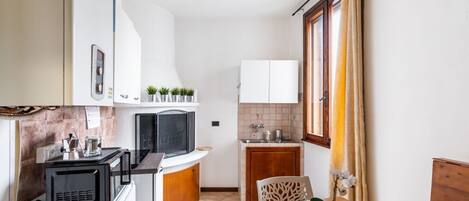 Kjøleskap, mikrobølgeovn, kokeplater og kjøkkenutstyr