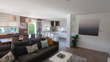 TV connectée, cheminée, jeux vidéo, table de tennis de table