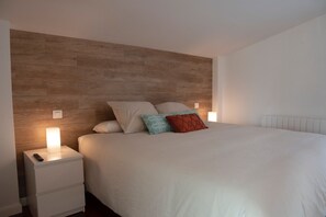 5 chambres, coffres-forts dans les chambres, fer et planche à repasser