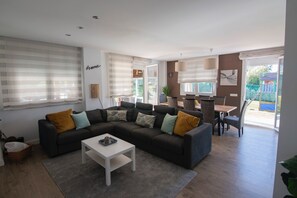 TV connectée, cheminée, jeux vidéo, table de tennis de table