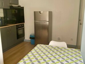 Stovetop, toaster, blender - Cozy Studio with Balcony, Parking, and WiFi near Thermal Baths in Amélie-les-Bains (Amélie-les-Bains-Palalda)