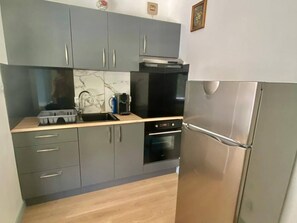 Stovetop, toaster, blender - Cozy Studio with Balcony, Parking, and WiFi near Thermal Baths in Amélie-les-Bains (Amélie-les-Bains-Palalda)
