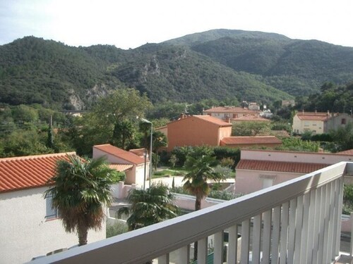 Cozy F2 Apartment with Balcony & Garage, Near Thermes, Amélie-les-Bains, 2 Sleeps
