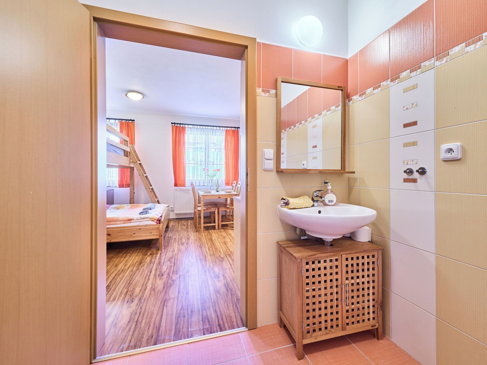 1 bedroom, desk, free internet