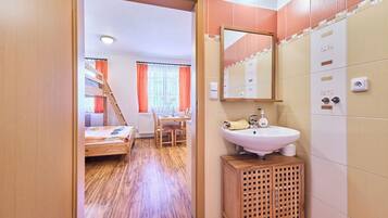 1 bedroom, desk, free internet