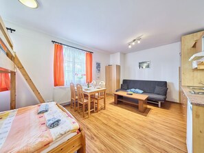 1 bedroom, desk, free internet