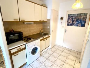 Kühlschrank, Mikrowelle, Herdplatte, Kochgeschirr/Geschirr/Besteck