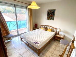 1 chambre, fer et planche à repasser