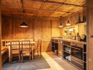 Kylskåp, mikrovågsugn, ugn och diskmaskin