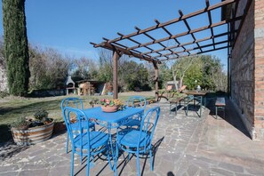Outdoor dining - GuestHost - Chiantishire Lovely Cottage with Garden & Parking! (Castelnuovo Berardenga)