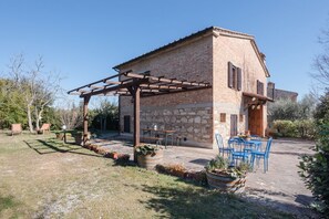 Outdoor dining - GuestHost - Chiantishire Lovely Cottage with Garden & Parking! (Castelnuovo Berardenga)